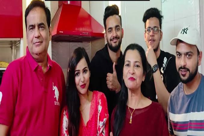 TheKhabriTak's tweet photo. MALHAN FAMILY ERA continues🤍🔥

Retweet and comment || If you are part of this trend 

#AbhishekMalhan #DimpleMam #PrernaMalhan #TriggeredInsaan https://t.co/MEjf0dEmuD