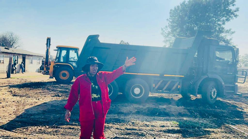 NthabisengTshiv's tweet image. On weekends we spend our days with the people of our communities and listen to the challenges they face. 

Our job is to listen to the challenges faced in our communities and provide solutions.

#EFFAtWork