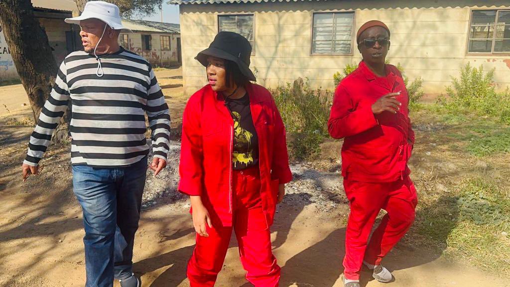 NthabisengTshiv's tweet image. On weekends we spend our days with the people of our communities and listen to the challenges they face. 

Our job is to listen to the challenges faced in our communities and provide solutions.

#EFFAtWork