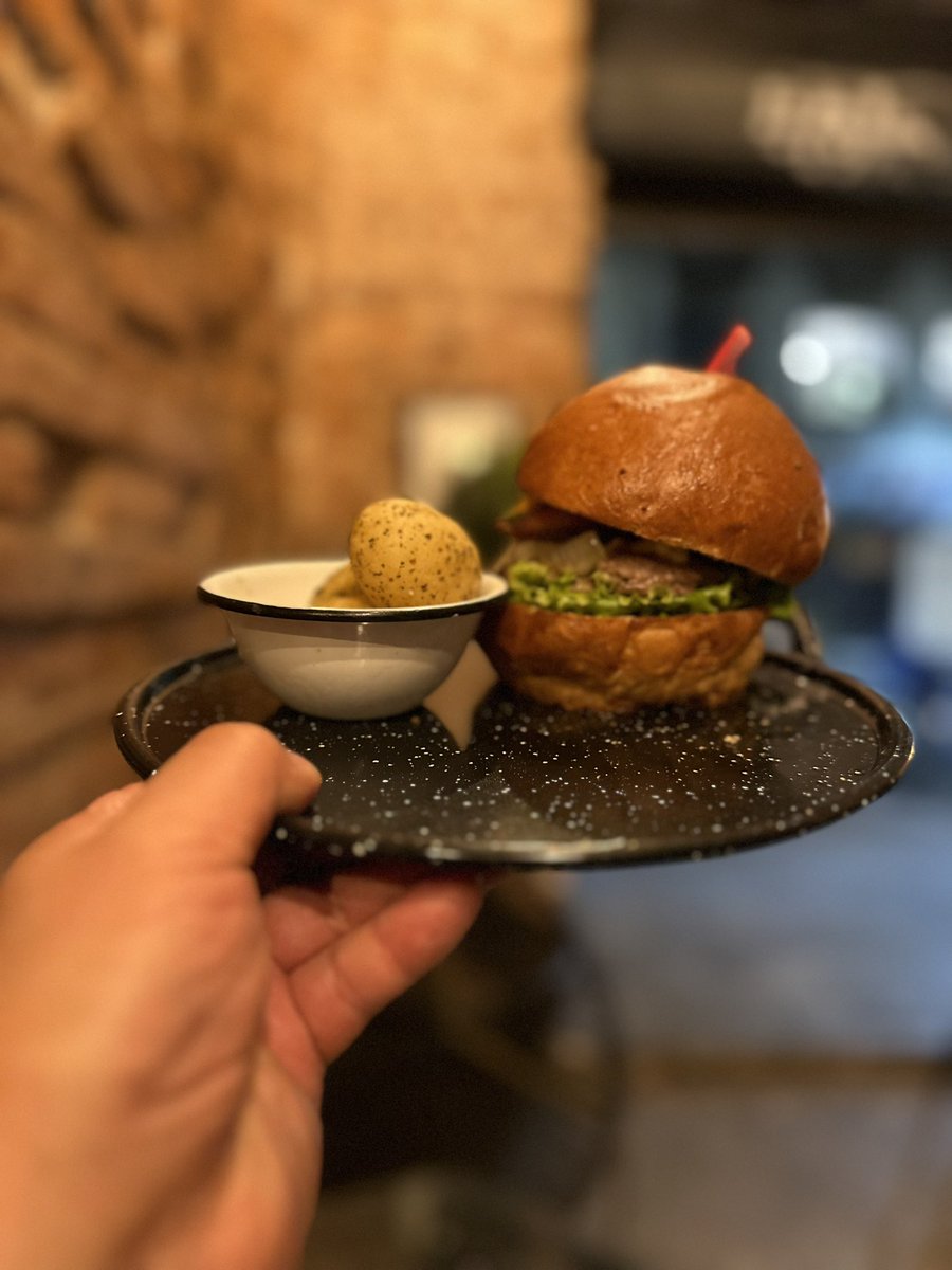 Hayassen's tweet photo. Hayassen Totalize Mexico Tour Indomita Burgers ⚡️🍔⚡️Indomita's burger was really good😋And I was happy to meet Mayumi at this place after a year!! Thank you all for joining us🇲🇽gracias🙏

#indomitaburgersocialclub 
#hayassen
#totalize
#vortexrecords 
#vinylrecords 
#mexico https://t.co/V6Awim8Dw3