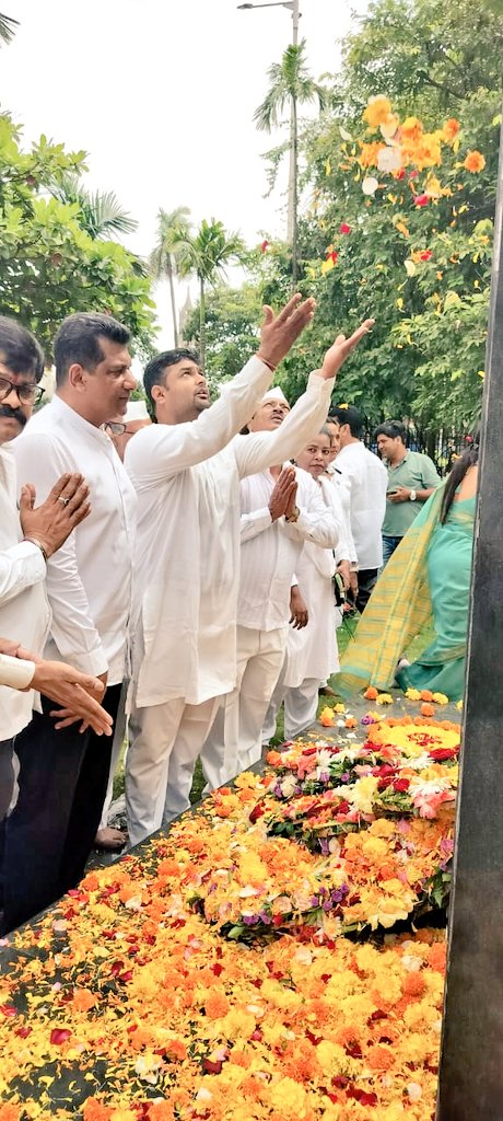 GaneshYadavINC's tweet photo. Paid my tributes to the father of Modern India and Former PM Late Shri. #RajivGandhi ji on his birth anniversary today at his statue in cooperage ground.
#RajivGandhibirthanniversary https://t.co/yOVX8YyUcF