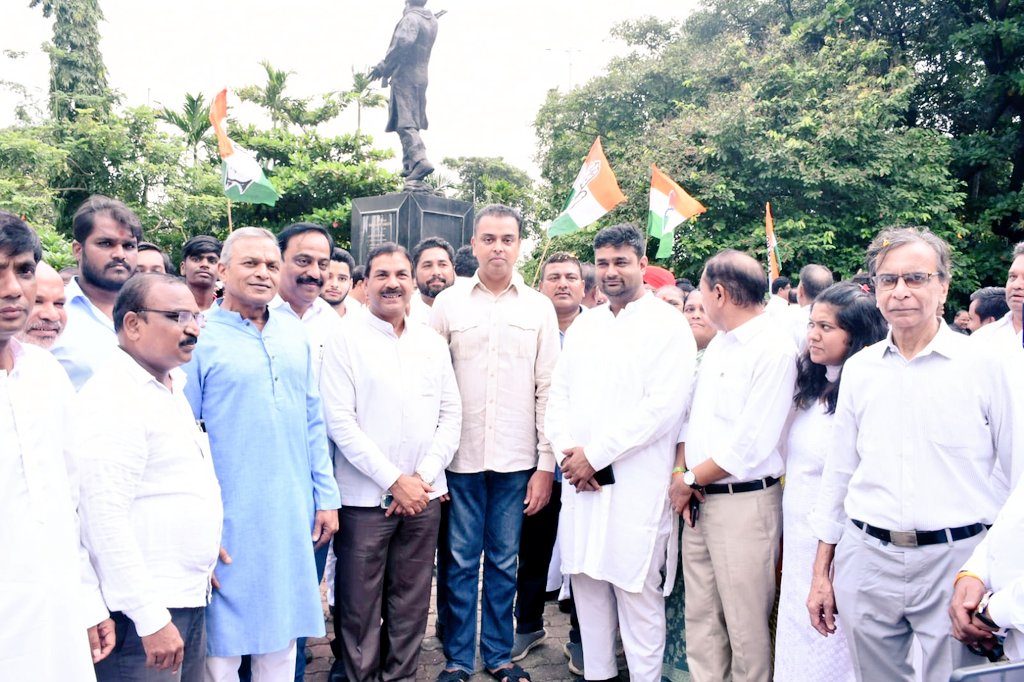 GaneshYadavINC's tweet photo. Paid my tributes to the father of Modern India and Former PM Late Shri. #RajivGandhi ji on his birth anniversary today at his statue in cooperage ground.
#RajivGandhibirthanniversary https://t.co/yOVX8YyUcF