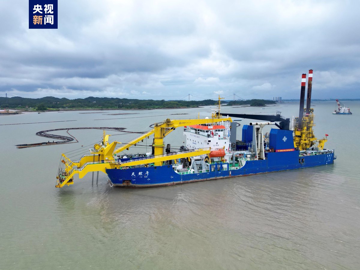 PDChinese's tweet image. 【中國自主建造首艘超大型自航絞吸船“天鯨號”投入平陸運河建設施工】中國自主建造的首艘超大型自航絞吸船“天鯨號”20日投入平陸運河項目航道15標入海口近海段。該標段全長約22公里，總疏浚工程量1323.14萬立方米。 “天鯨號”絞刀功率高達4200千瓦；結合平陸運河土質，日均吹填土石方量可達2.5萬立方米。