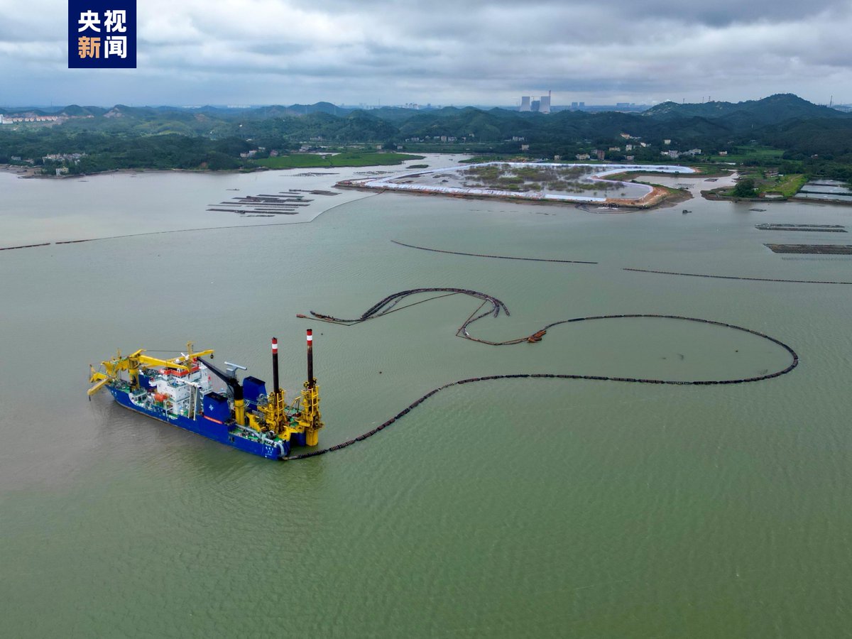 PDChinese's tweet image. 【中國自主建造首艘超大型自航絞吸船“天鯨號”投入平陸運河建設施工】中國自主建造的首艘超大型自航絞吸船“天鯨號”20日投入平陸運河項目航道15標入海口近海段。該標段全長約22公里，總疏浚工程量1323.14萬立方米。 “天鯨號”絞刀功率高達4200千瓦；結合平陸運河土質，日均吹填土石方量可達2.5萬立方米。
