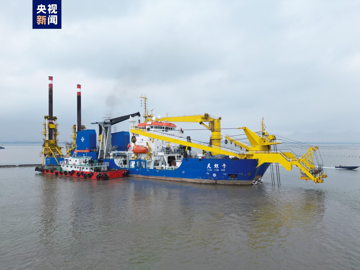 PDChinese's tweet image. 【中國自主建造首艘超大型自航絞吸船“天鯨號”投入平陸運河建設施工】中國自主建造的首艘超大型自航絞吸船“天鯨號”20日投入平陸運河項目航道15標入海口近海段。該標段全長約22公里，總疏浚工程量1323.14萬立方米。 “天鯨號”絞刀功率高達4200千瓦；結合平陸運河土質，日均吹填土石方量可達2.5萬立方米。
