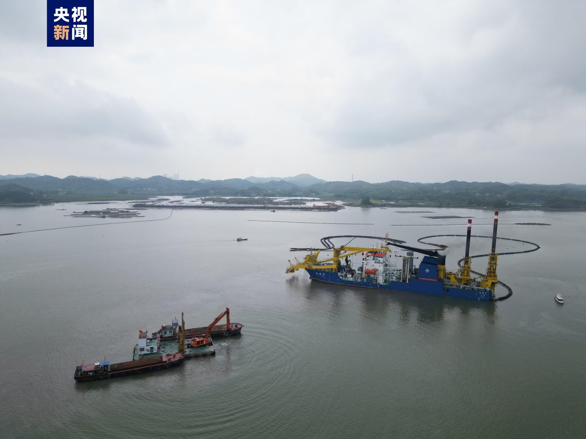PDChinese's tweet image. 【中國自主建造首艘超大型自航絞吸船“天鯨號”投入平陸運河建設施工】中國自主建造的首艘超大型自航絞吸船“天鯨號”20日投入平陸運河項目航道15標入海口近海段。該標段全長約22公里，總疏浚工程量1323.14萬立方米。 “天鯨號”絞刀功率高達4200千瓦；結合平陸運河土質，日均吹填土石方量可達2.5萬立方米。