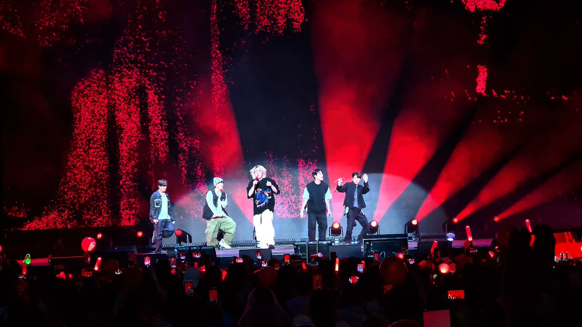 Polux_Web's tweet photo. Para cerrar con broche de oro el primer día del @kampfestcdmx 2023, iKON saltó al escenario causando sensación entre sus seguidores. #KPOP #iKON #iKON_WelcomeToMexico https://t.co/9qJUOP66ux
