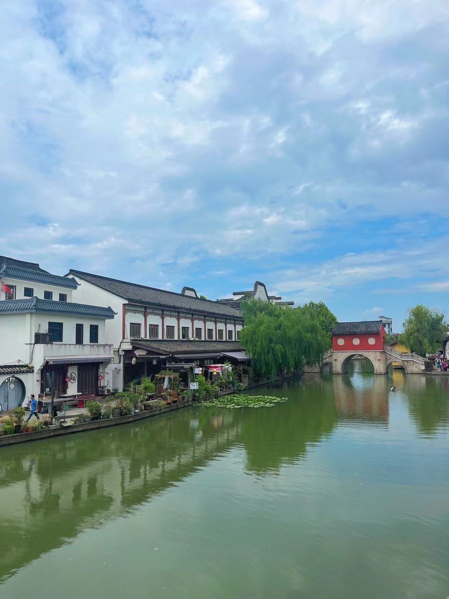 xhbng4's tweet photo. ☁️ “古镇深处有一家便利店，售卖着蓝色的快乐” https://t.co/OxE6NeXOFI