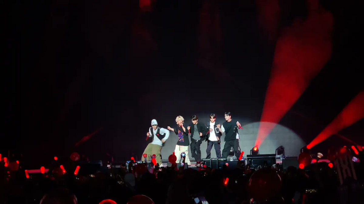 Polux_Web's tweet photo. Para cerrar con broche de oro el primer día del @kampfestcdmx 2023, iKON saltó al escenario causando sensación entre sus seguidores. #KPOP #iKON #iKON_WelcomeToMexico https://t.co/9qJUOP66ux