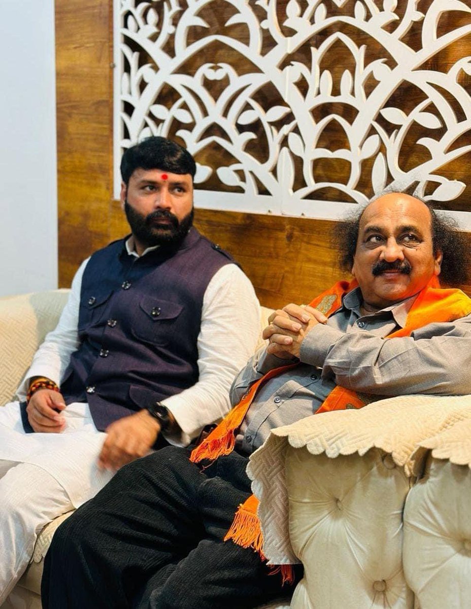 manojsthakur's tweet photo. आज महू विधानसभा में गुजरात प्रदेश की नाडियाड विधानसभा से विधायक श्री पंकज कुमार जी देसाई का स्वागत किया एवं बाबासाहेब अंबेडकर जी की मूर्ति पर माल्यार्पण किया ॥

@Pankajbhaidesai @BJP4MP https://t.co/3Mj5VJuN7U