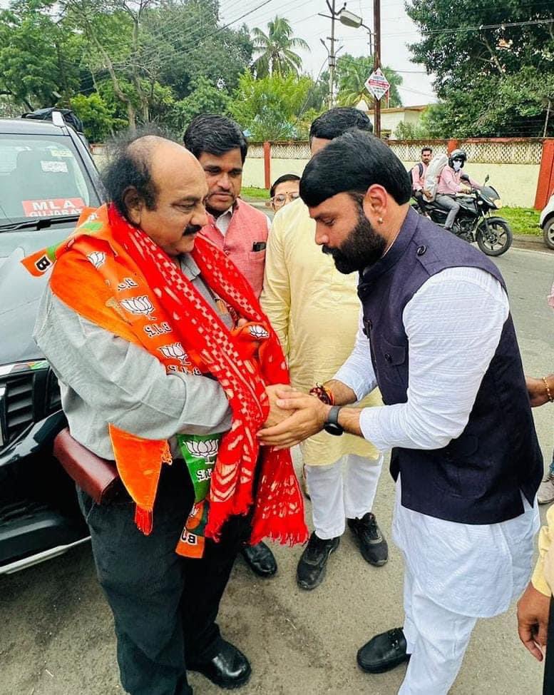 manojsthakur's tweet photo. आज महू विधानसभा में गुजरात प्रदेश की नाडियाड विधानसभा से विधायक श्री पंकज कुमार जी देसाई का स्वागत किया एवं बाबासाहेब अंबेडकर जी की मूर्ति पर माल्यार्पण किया ॥

@Pankajbhaidesai @BJP4MP https://t.co/3Mj5VJuN7U