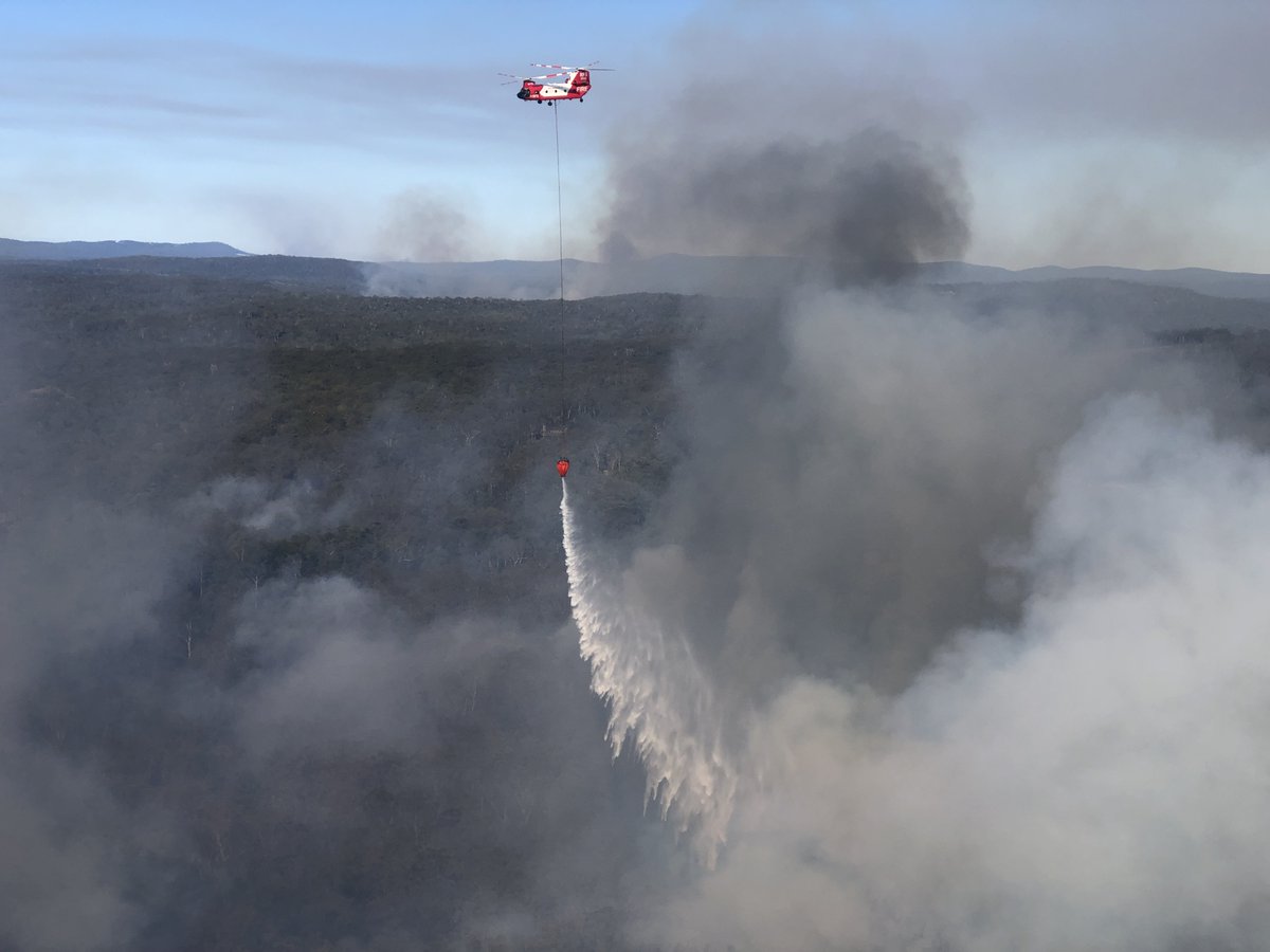 NSWRFS's tweet photo. Our Chinook had its first operational tasking today, assisting crews control the Kangaroo Creek Rd Fire burning near Coutts Crossing. The Chinook has successfully helped slow the spread of fire, which firefighters will continue work to contain. #RFS

(Image: Sean Leathers NPWS). https://t.co/Xxfpbwez73