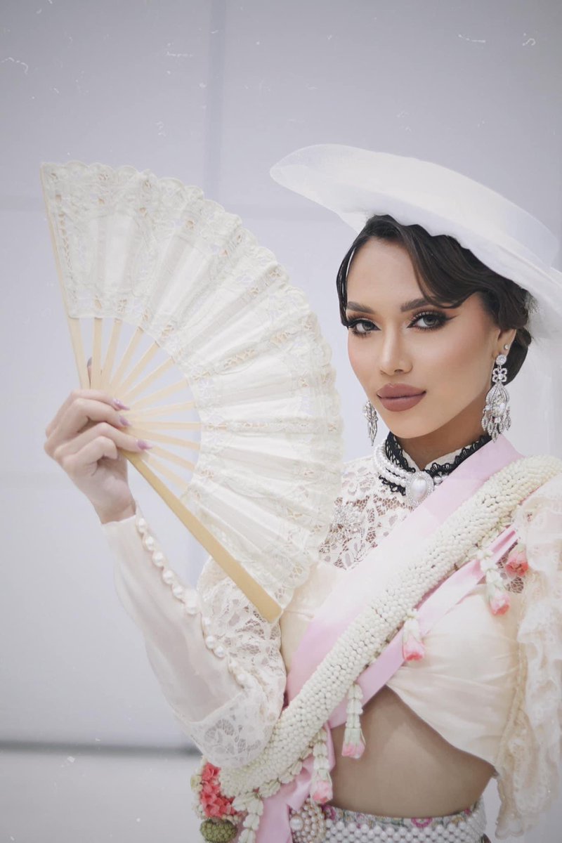 earn_wvs's tweet photo. “THE MODERN OF SIAM”💛

#เอิร์นMUT2023
#MUTPhraNakhonSiAyutthaya #MUT2023
#MissUniverseThailand2023
#จักรวาลไร้ขีดจำกัด 
#MUT #Mouawad #Vincent 
#สวยได้อีกตามสไตล์จักรวาล
#Siangpure #PPTV
#MadamFin #BotaP 
#ManaCollagen #ThaiAirways
#TurkishAirline #tiktok
#MCCHALL https://t.co/5Vzli6GQsW