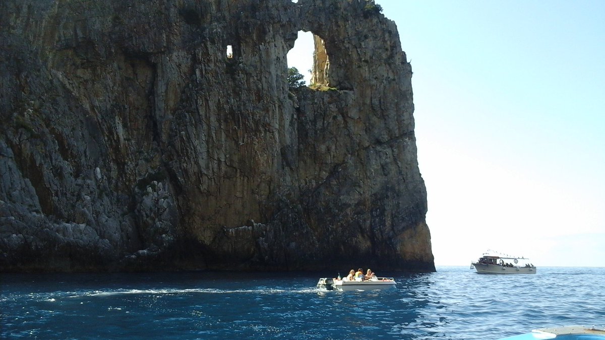 #meravigliaitalia 
Finestrella in uno dei promontori vicino Capo #Palinuro 
Vedute spettacolari lungo tutta la costa. #estate <a href="/DBking85/">Dario Barone</a> #DBArte