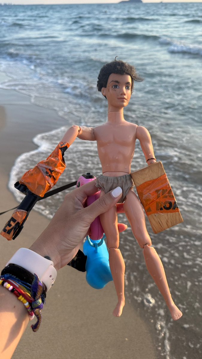 Me he encontrado este ¿muñeco? en la orilla del mar en #LaManga.

Necesito devolvérselo al niño/a al que pertenece porque está tuneado y debe tener una explicación que necesito conocer 😅

Twitter, haz tu magia.