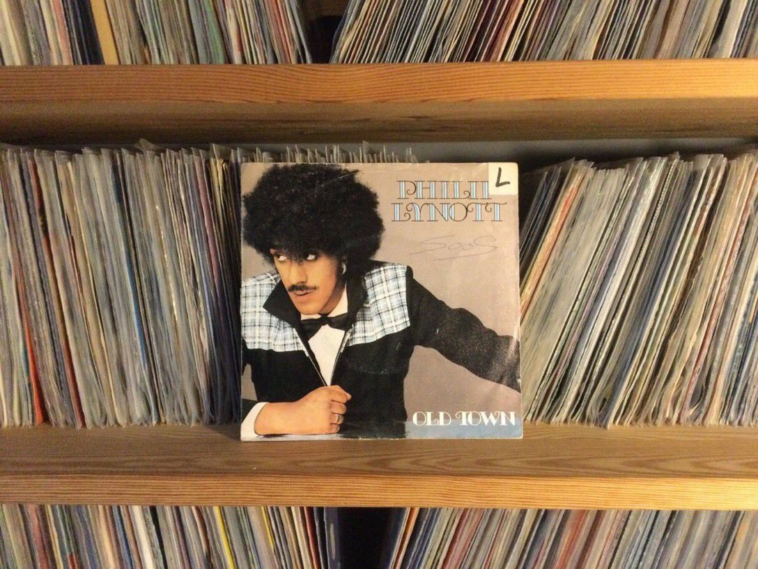 OMWtje's tweet photo. Phil Lynott (20 augustus 1949 - 4 januari 1986). Zanger, componist, bassist, oprichter én charismatische frontman van Thin Lizzy. Zijn solosingle ‘Old town’ komt uit 1982. #PhilLynot #ThinLizzy https://t.co/PQEY26gA7y