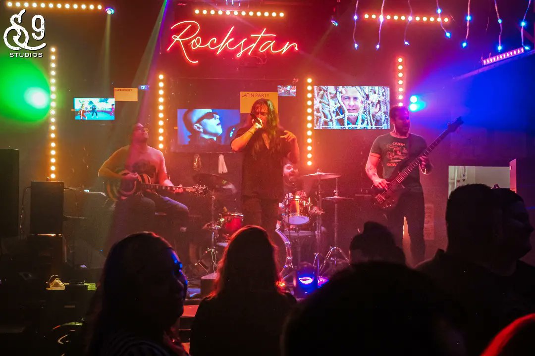 Band: @hotshotkix.x.x
🎤: @hotshotkix.x.x
🎸: @hotshotgrisss
🎸: @lorenzo.corral.5
🥁: @choko399
Event: 05-04-2023
Location: @rockstarbarelpaso
#saturninestudios #band #music #musician #bassist #drummer #leadguitarist #guitarist #vocalist #localartist #localband #hotshotkixxx