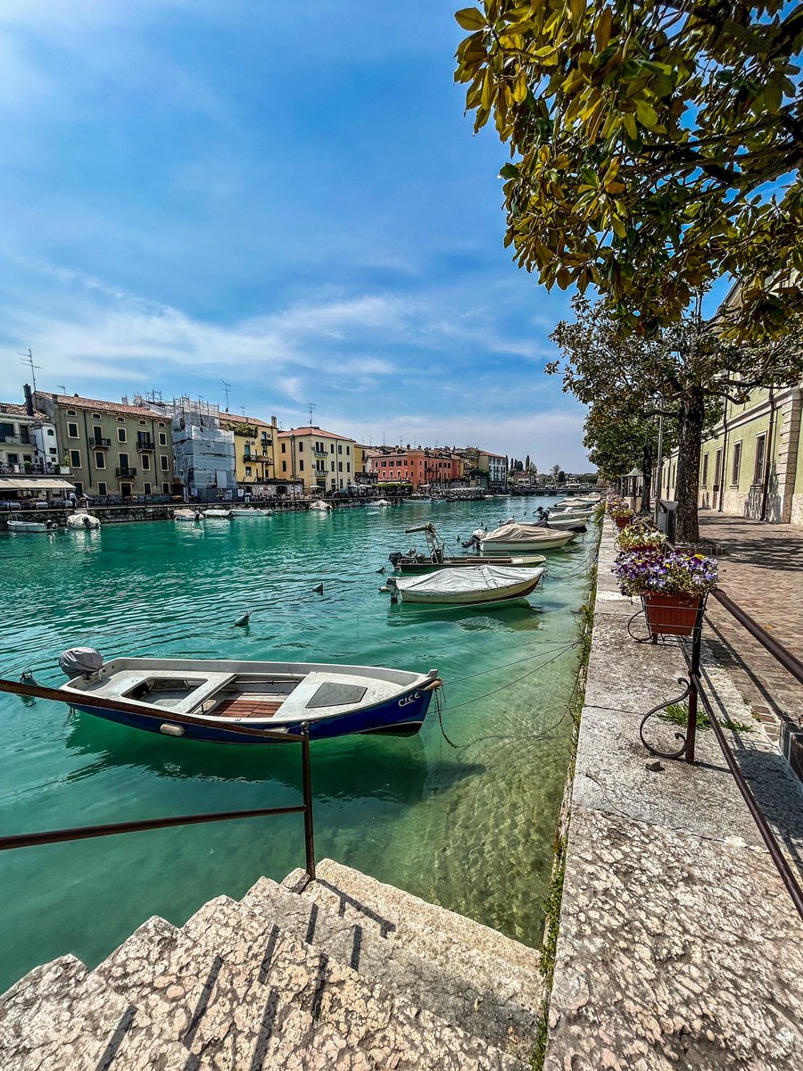 GardaClick's tweet photo. Buona domenica dalla splendida Peschiera del Garda.
#lagodigarda #gardaclick 
📸 GardaClick https://t.co/6l40Mwts13