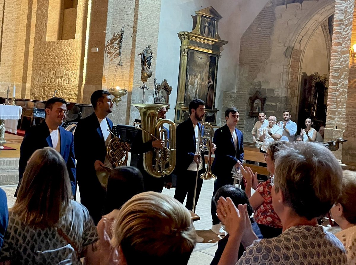 🎶 @VillalonCampos acoge uno de los Conciertos en Lugares Significativos organizados por la Diputación y el Ayuntamiento. ➡️ El presidente @Conrado_Iscar y el alcalde @aytovillalon @JAngelVillalon asisten a la actuación musical celebrada bajo la luz de la velas.