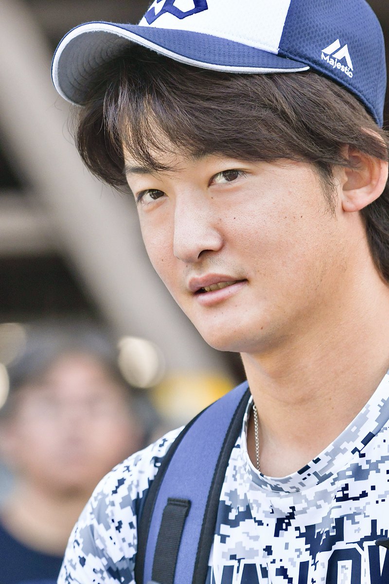 real_ab5's tweet photo. 阪口くん、今日初めて目の前で見たんですが、あまりにも爽やかイケメンでこんなイケメンがいるのか…と新鮮に驚いてしまった…………しかも全員にサインする勢いでファンサしてて好感度爆上げすぎる🥺
#swallows #阪口皓亮 https://t.co/pRSn4bmD20