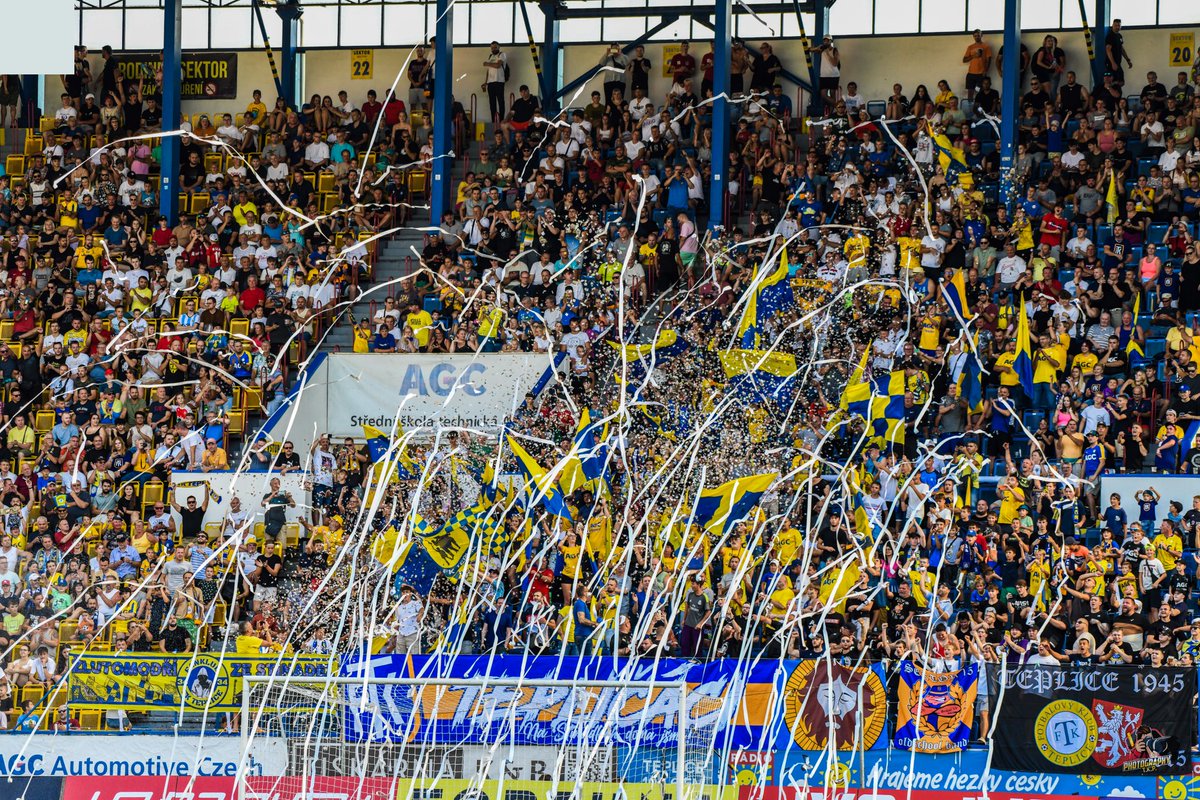 SportakCZ's tweet photo. Druhá nejvyšší ligová návštěva v tomto století na Stínadlech.
Nově sjednocený kotel.
Nový goal song.
Nová vlajka kotle.
Tisíce fanoušků Sparty na výjezdu.
Atmosféra, na kterou nejsme v Teplicích příliš zvyklí.

To je reklama na fotbal. A když se chce, tak ji jde dělat i v Teplicích.

Celý týden bylo na dálku cítit, jak se tím zápasem žije. Pro Teplice byl včerejší zápas odměnou za úsilí, které v poslední době vynakládají. Snaha dostat co nejvíce lidí na stadion je vidět a snad vydrží i nadále.

Teď jen najít recept na to, jak mít více zaplněná Stínadla i na zápasy s méně atraktivními soupeři. Nedá se očekávat, že bude chodit 15 tisíc běžně. Ale i návštěvy třeba kolem 6 tisíc diváků s dobrou atmosférou, by vytvořily z domácích zápasů Teplic mnohem zábavnější podívanou.