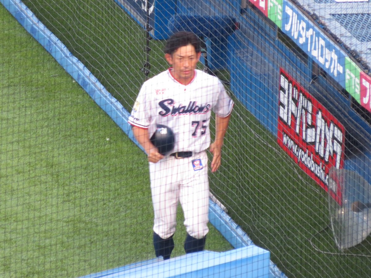 中日ベンチに挨拶に行かんでいいのかと問いかけるつば九郎さんと、それに従う森岡良介コーチ。