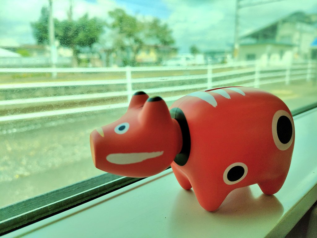 shiratonanahime's tweet photo. 寄席の翌日、福島から東京へ。
途中、郡山駅にて
ガチャガチャでゲットした
赤べこの貯金箱をお供に…
電車の長旅。
#赤べこ https://t.co/Hd348CiByS