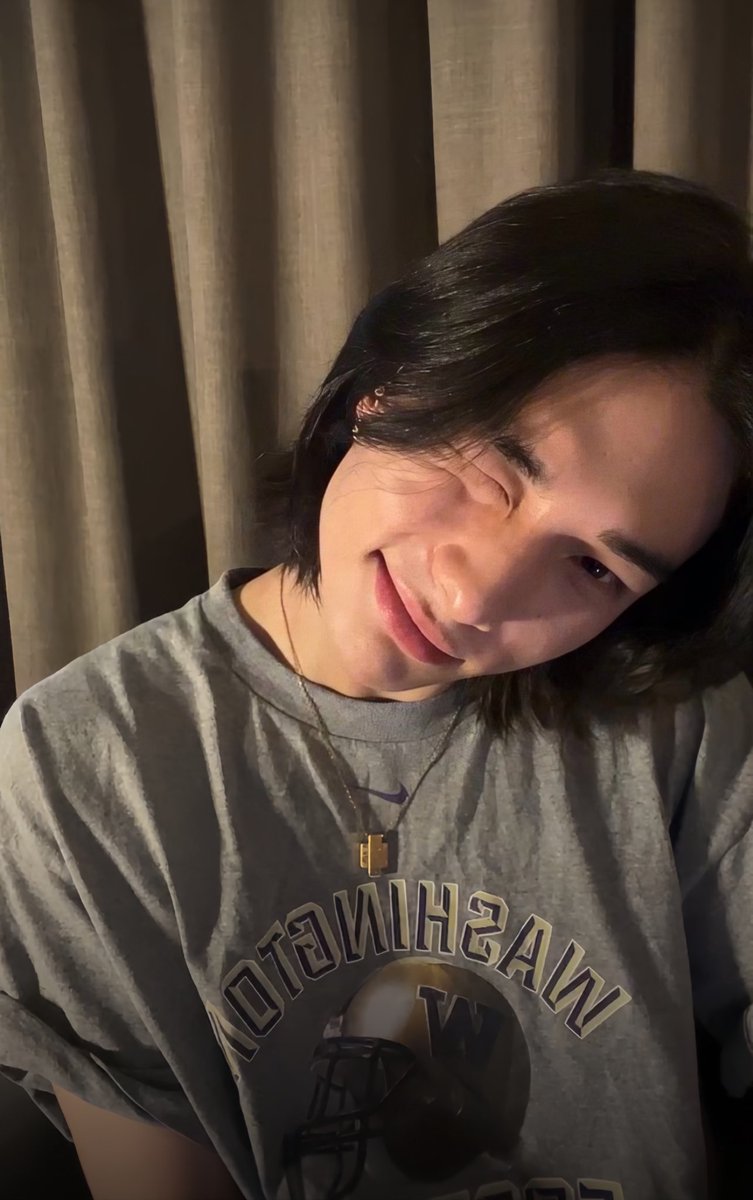 viewrites's tweet photo. Gimana ya deskripsiin cinta aku buat dia dia tuh seolah bisa bikin cewek sekecamatan galau grgr dia padahal buat makan siang aja dia galau mending warteg atau gofud ayam geprek. Seolah chat dia isinya asrama putri padahal yg rutin dia bonceng pulang cuma emaknya. Tepungku🥹🤍 https://t.co/7D5nF1YTBT