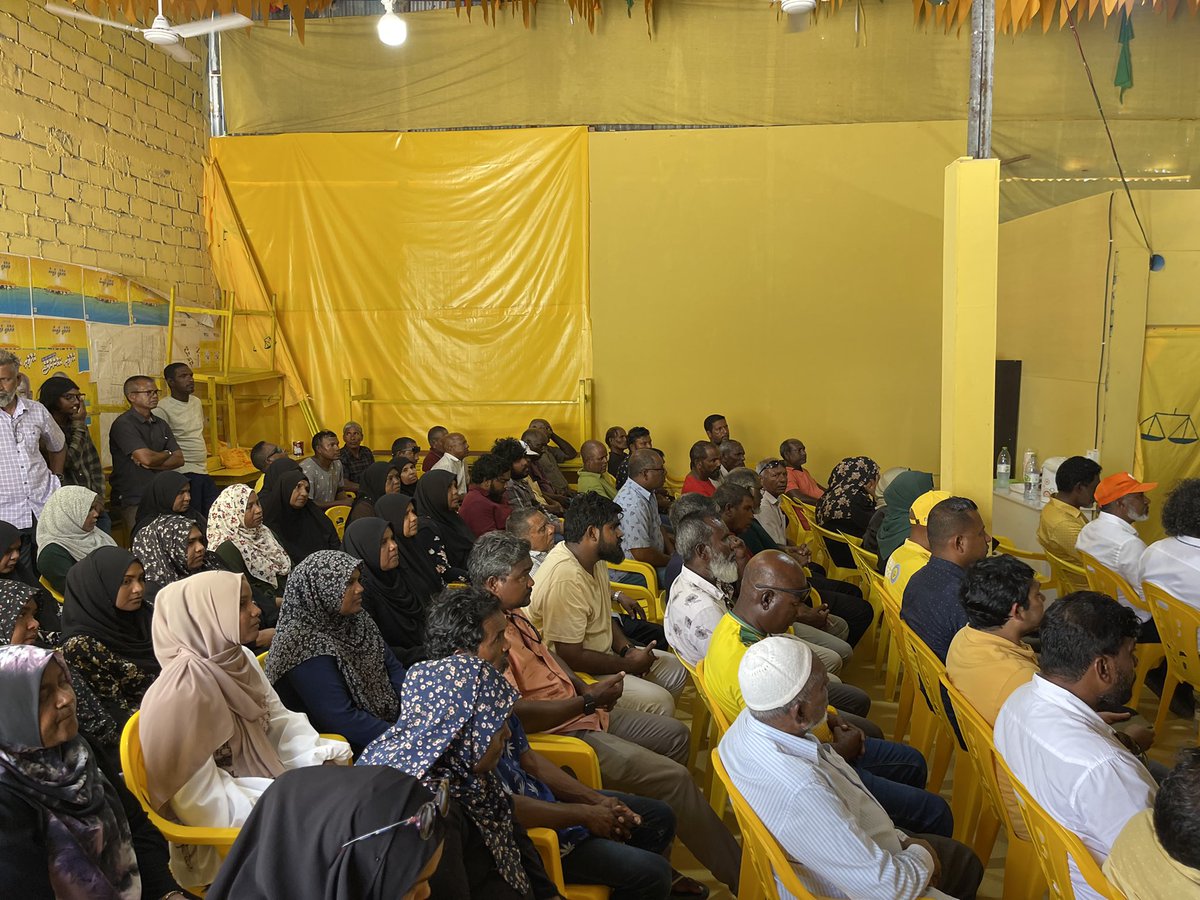 ގުޅިފައިވާ  ޕާޓީތަކުގެ  ރަނިންމޭޓް <a href="/aslamdp/">Mohamed Aslam</a> ކޮމަންޑޫއަށް ވަޑައިގެން ރައްޔިތުންނާ ބައްދަލުކުރުން.

ދާއިރާގެ މެމްބަރު <a href="/Rashid141221/">Mohamed Rashid</a> ވާހަކަދެއްކެވުން ކުރިއަށްދަނީ

SH Komandoo 📍
#UfaaveriAmaanRaajje
#IbuAslam2023