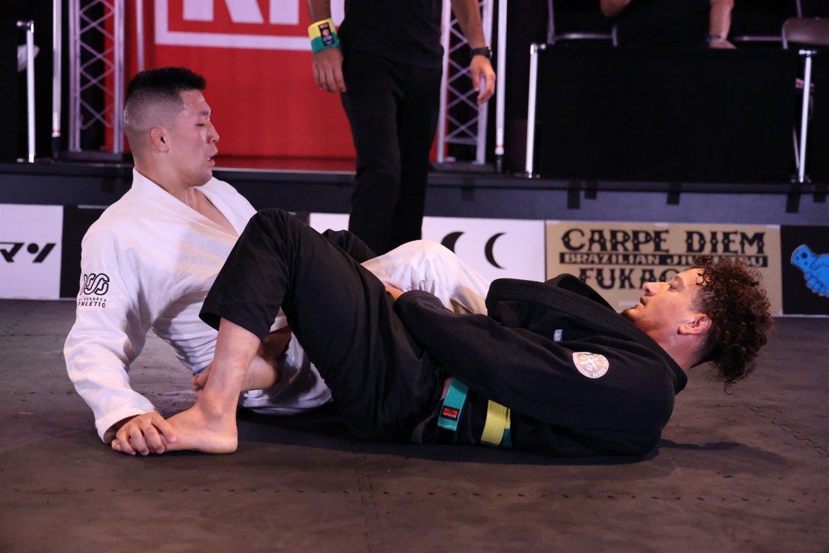 Jiu_Jitsu_NERD's tweet photo. 【KIT7】第12試合
■黒帯ライト
○ホブソン・タンノ/ CARPE DIEM FUKAGAWA
vs
×樋口翔己 / パラエストラ吉祥寺
レフリー判定

無観客＆配信大会「KIT7」
8/20(日) 13:00～試合開始
前売 3000円 / 当日 3500円
※視聴チケット販売サイト⇒ https://t.co/r5RzNxZurC https://t.co/KOdKmaLEm1
