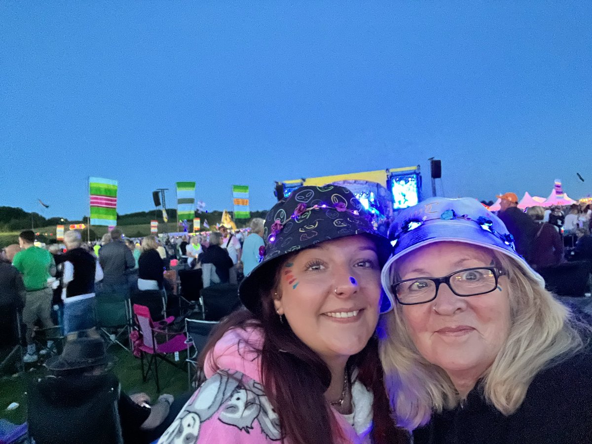 Lifeguard50's tweet photo. Might as well be on the moon 🤣 #NoWifi #Nosignal #ALLTHEFUN #Friends 🙌🏻💃🏼🤟🏻 🎵 https://t.co/w3km0WApwv