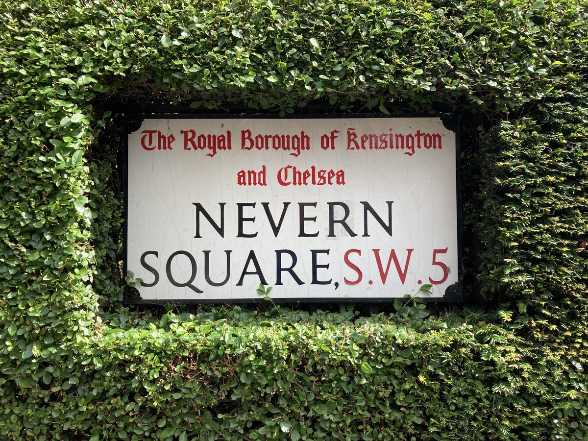 Johnny Marr wrote 'William It Was Really Nothing', 'How Soon is Now?' and 'Please Please Please Let Me Get What I Want' over one weekend at his Earls Court flat. Quite unbelievable. #TheSmiths 
If you fancy visiting this may interest you 👍 
everythingindieover40.com/product/the-sm…