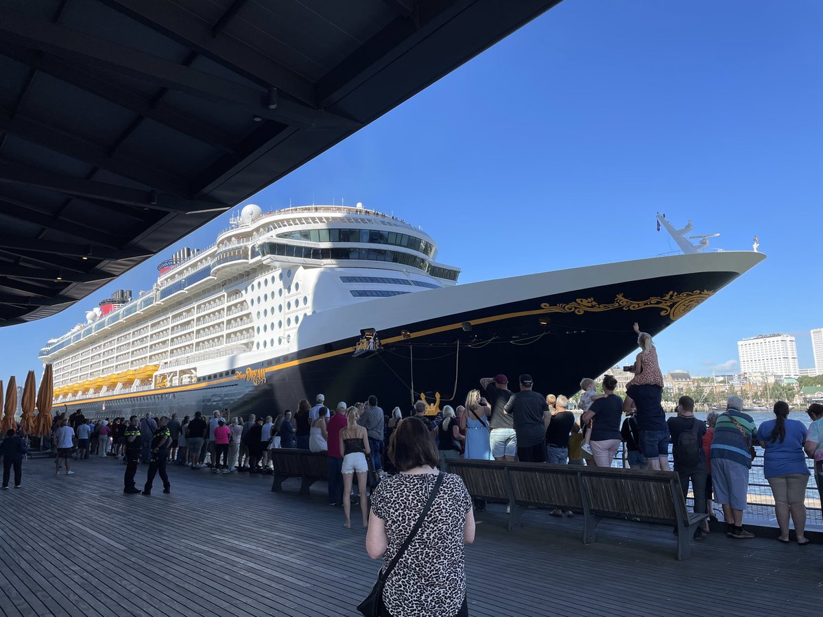 Lang geleden dat er zoveel volk op de been is voor een #maidentrip van een cruiseschip Aankomst <a href="/Disney/">Disney</a> Dream bij <a href="/CruisePortRTM/">Cruise Port Rotterdam</a> <a href="/HavenRotterdam/">Havenbedrijf R'dam</a>