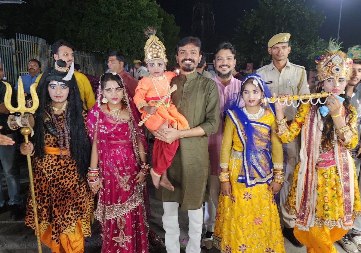 LuvSharmaBJP's tweet photo. श्रावणी तीज मेला महोत्सव कार्यक्रम में सम्मिलित हुआ !!
अखंड सौभाग्य और आस्था का प्रतीक यह पावन त्यौहार सभी की मनोकामनाएँ पूर्ण करे!
भगवान शिव और माँ गौरी की कृपा सभी पर बनी रहे !!
#HariyaliTeej https://t.co/vYSuuU56zu