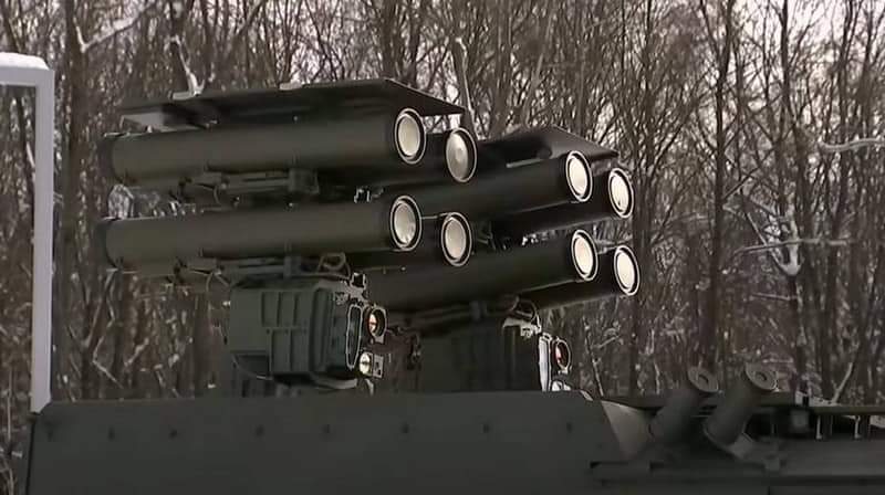 TRUFAULT's tweet photo. Dentro del marco de Foro #Army2023, se ha presentado un nuevo modelo de sistema lanzador de #misiles anti-carro.
Se trata de los #KornetD1, capaz de atacar, hasta a dos vehículos blindados enemigos, de forma sumultánea.
Se integran en vehículos como el #TigrM o #BMD4M.
🇷🇺
#Armor https://t.co/txuvDY7KcC