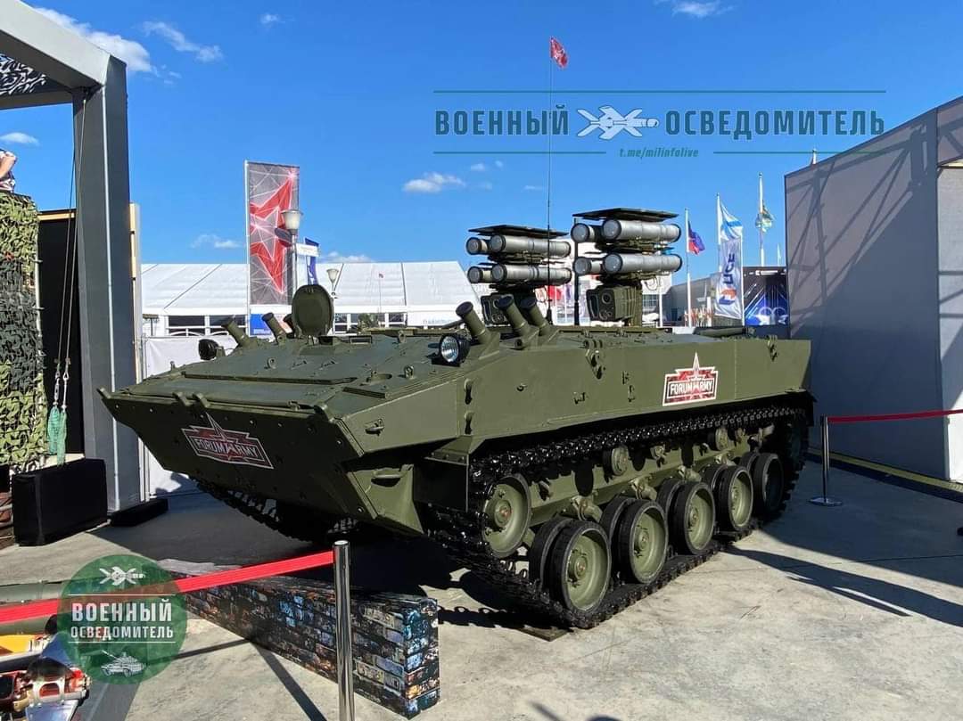 TRUFAULT's tweet photo. Dentro del marco de Foro #Army2023, se ha presentado un nuevo modelo de sistema lanzador de #misiles anti-carro.
Se trata de los #KornetD1, capaz de atacar, hasta a dos vehículos blindados enemigos, de forma sumultánea.
Se integran en vehículos como el #TigrM o #BMD4M.
🇷🇺
#Armor https://t.co/txuvDY7KcC