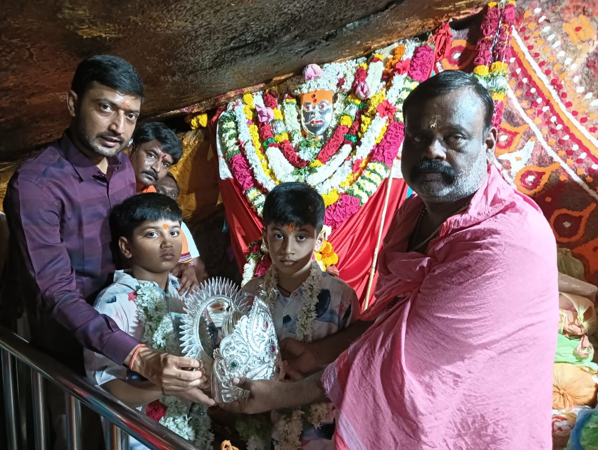 SN_Kandkur's tweet photo. ಇಂದು ನಾನು ನನ್ನ ಸುಪುತ್ರರ ಜೊತೆಗೂಡಿ ಕುಲದೇವರಾದ ಶ್ರೀ ಮೈಲಾರಲಿಂಗೇಶ್ವರ ದರ್ಶನ ಪಡೆದು ನಿನ್ನೆ ನಡೆದ ಸ್ವಗ್ರಾಮವಾದ ಕಂದಕೂರ ಕಾರ್ಯಕ್ರಮದಲ್ಲಿ ಉಡುಗೊರೆಯಾಗಿ ನೀಡಿದ್ದ 1.2kg ಬೆಳ್ಳಿಯ ಕಿರೀಟವನ್ನು ಕುಲದೇವರಿಗೆ ಅರ್ಪಿಸಿದೆನು. https://t.co/qd8vhJLfRr