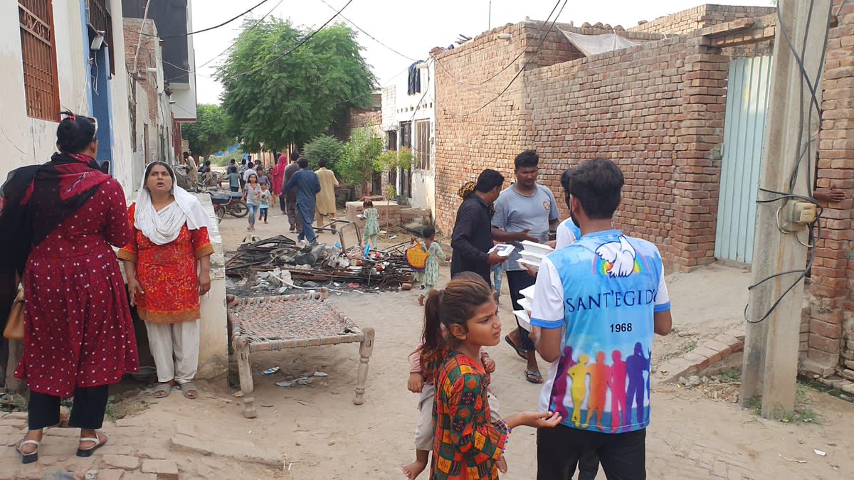santegidionews's tweet photo. In #Pakistan, la Comunità di Sant'Egidio di Faisalabad porta aiuti alle famiglie cristiane vittime della violenza estremista che ha colpito Jaranwala https://t.co/c4OxwOBdFI https://t.co/BRbT8diXXt