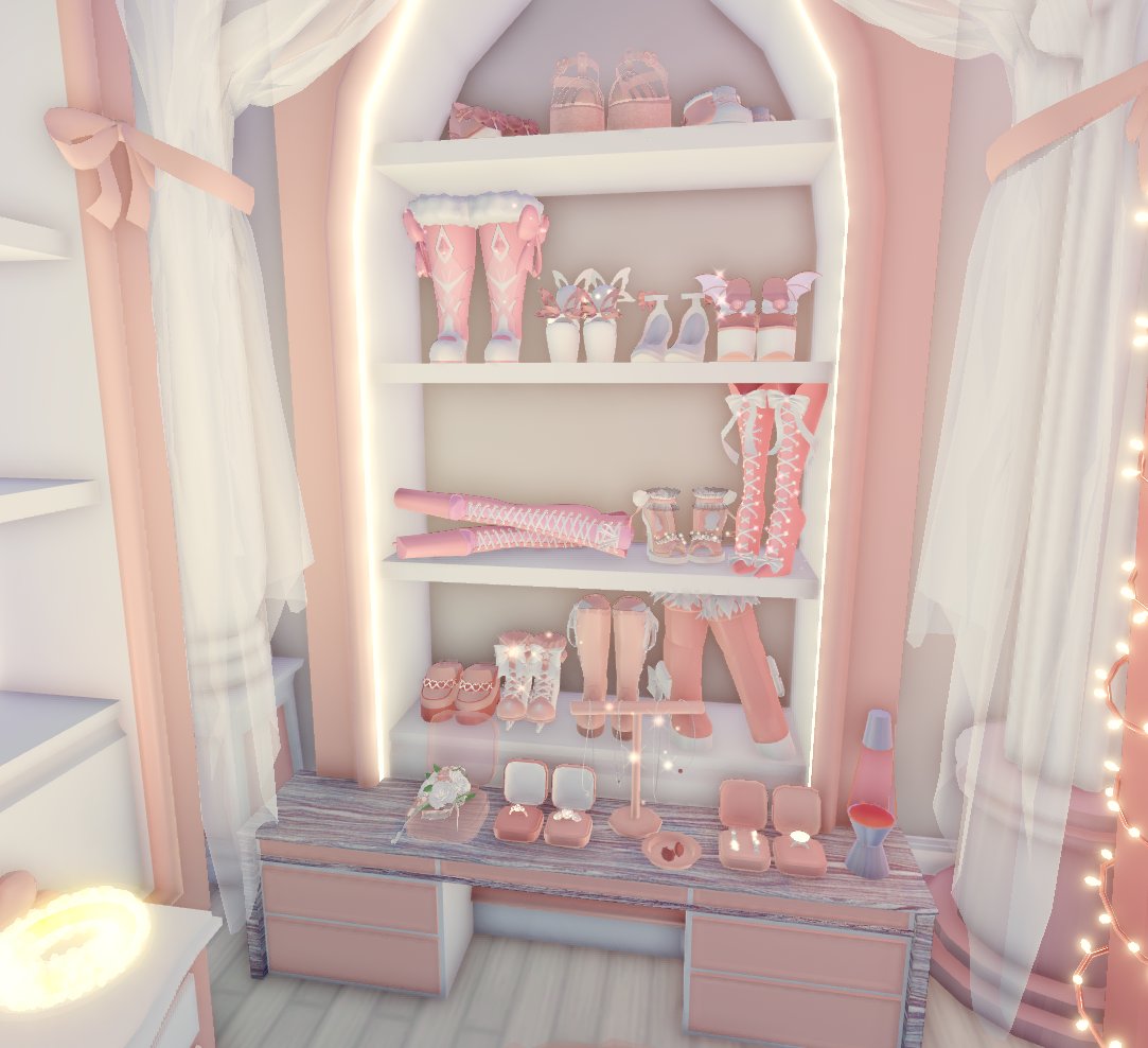 RoyaleDior's tweet photo. so close to finishing my jewelry station i just need a mood changing necklace and the headmistress quest 😭 https://t.co/4KFahP5phI