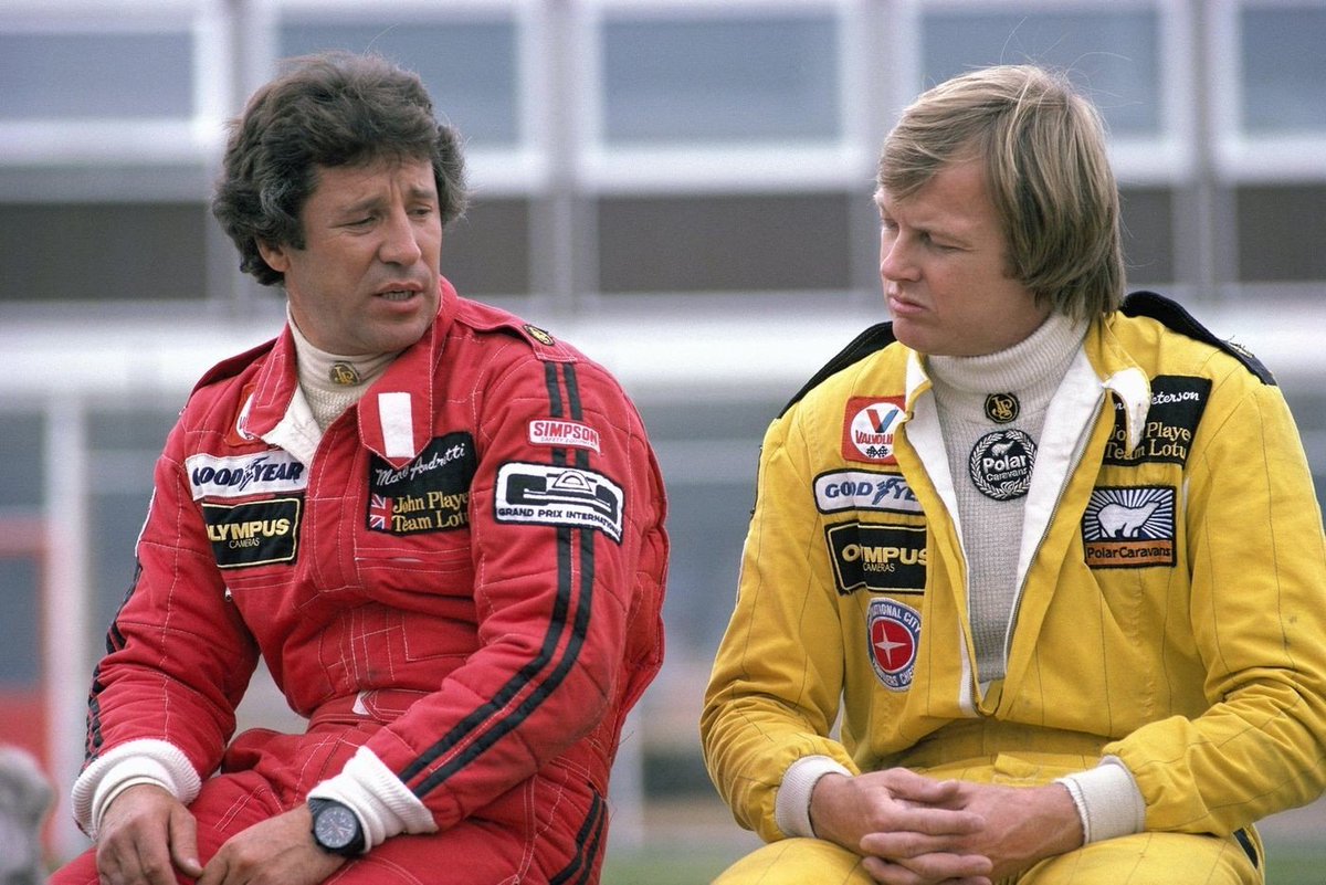 ClubLotusFrance's tweet photo. Dimanche,  c'est F1 à la une ! les champions Mario Andretti et Ronnie Peterson aux  stands de Brands Hatch pour le GP F1 de Grande Bretagne 1978. #MarioAndretti #RonniePeterson #Type79 #JohnPlayerSpecial #TeamLotus #F1 @Brands_Hatch @MarioAndretti @ClassicLotus @ClubLotusFrance https://t.co/U0tPmkvMIS