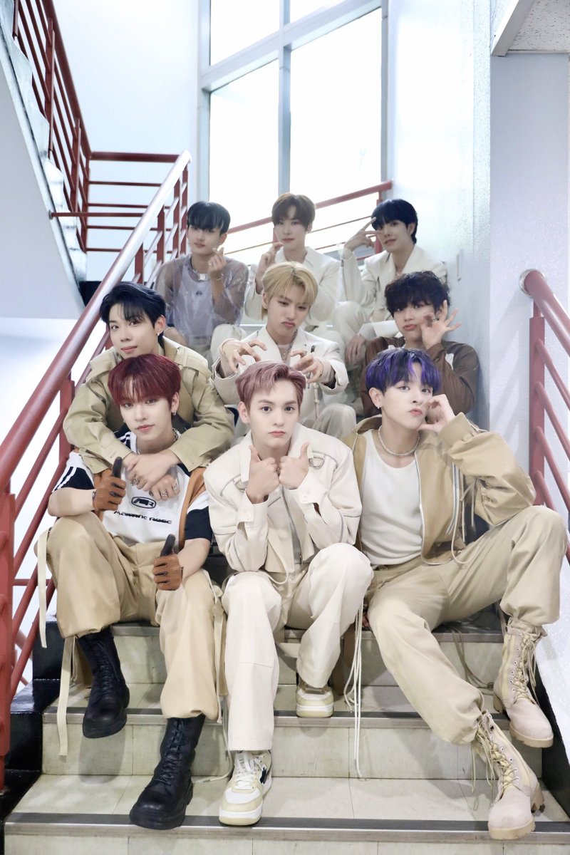 nSSign_official's tweet photo. [📸] SBS #인기가요 완료💛

이 무더운 날씨에 응원 와주신 우리 코스모
너무 감사합니다🥵💛
물 많이 먹고❗️밥도 든든히 먹기❗️💛

#nSSign #엔싸인 #BIRTH_OF_COSMO
#웜홀 #Wormhole #NewTrack https://t.co/DdCAQifaUM