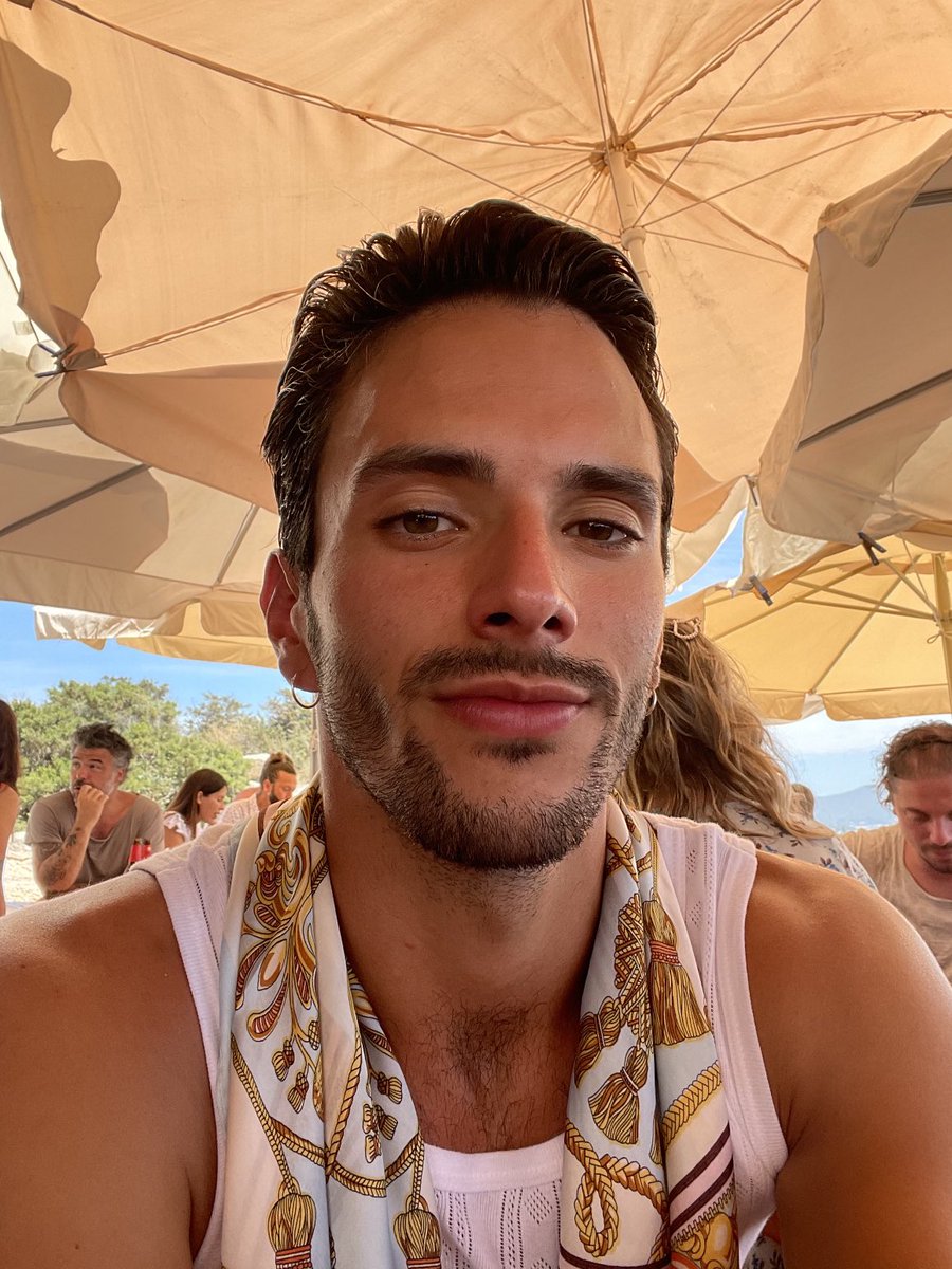 Holi!
Soy Brian.
Busco habitación en Barcelona para entrar en breves. Preferiblemente LGBTIQ+ friendly 🏳️‍🌈 
Tendrías un compi muy majo que hace buenas comiditas y compañía. También sé cuidar plantas! 🌿

Me ayudáis con un RT porfi? 🥹🫶