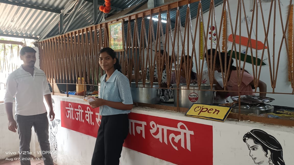 ggv_smc's tweet photo. गुरु घासीदास विश्वविद्यालय के कुलपति प्रो. आलोक कुमार चक्रवाल जी की अभिनव पहल पर विश्वविद्यालय पर चल रही जीजीवी स्वाभिमान थाली योजना (10 रूपये में भोजन) में नव प्रवेशित छात्र -छात्रायें अपने अभिभावकों के साथ स्वादिष्ट एवं पौष्टिक भोजन का आनंद लेते हुए https://t.co/wpi8YLlLLC