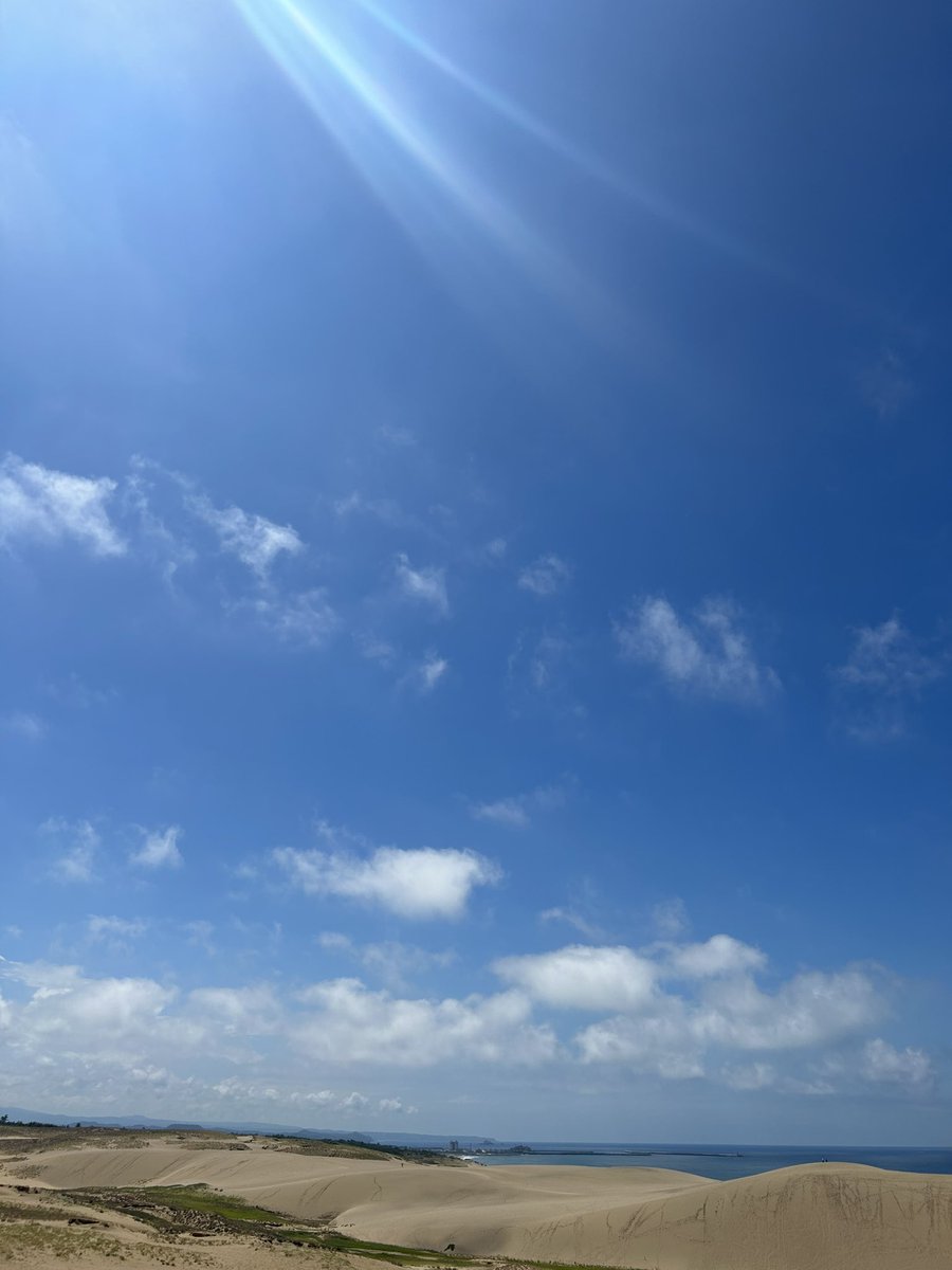 台風直撃前の鳥取砂丘の一枚

青い光の筋が
あの夏への
結弦くんが放つ領布のようで
美しい
現在進行形の結弦くんをみたいです
羽生結弦選手が今日も元気で幸せでありますように

 #TLを空でいっぱいにしよう
＃羽生クラスタ空部