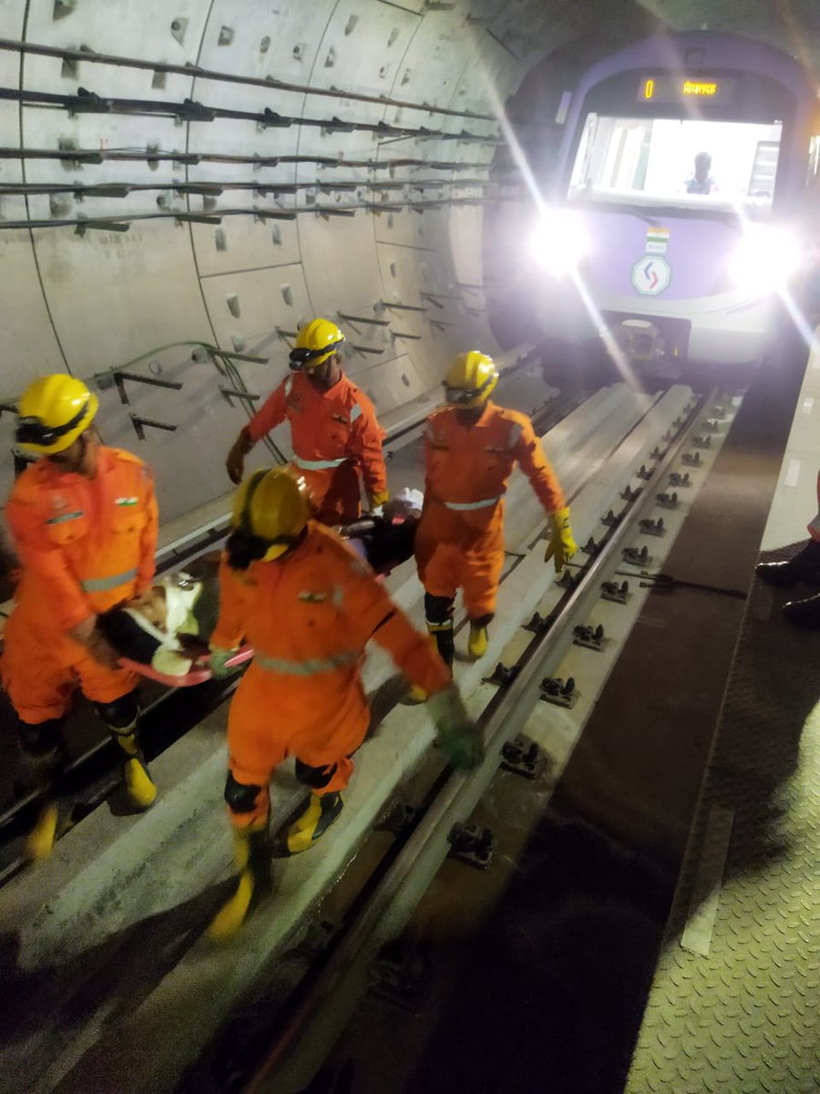 metrorailwaykol's tweet photo. A #PassengerEvacuationMockDrill was conducted by #NDRF personnel in between #Phoolbagan & #Sealdah stations on 19.08.23 night. #Metromen were trained by NDRF team on how to take prompt necessary action to #rescue passengers in case of a train accident inside #Metro tunnels. https://t.co/CBeqJgl5DM