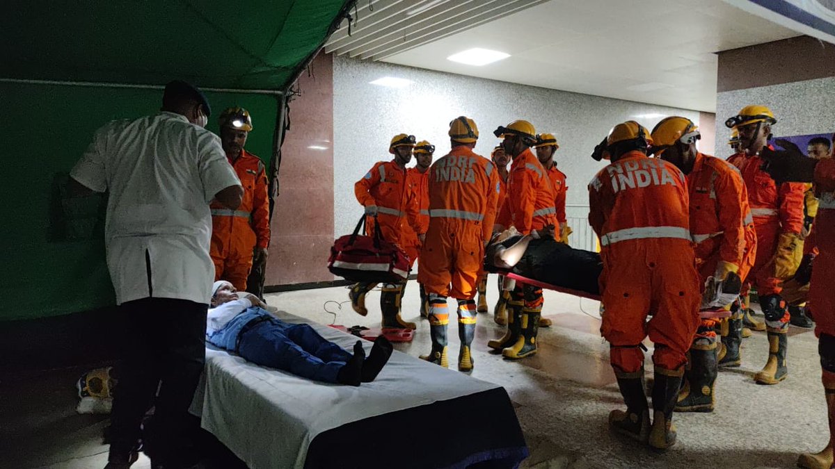 metrorailwaykol's tweet photo. A #PassengerEvacuationMockDrill was conducted by #NDRF personnel in between #Phoolbagan & #Sealdah stations on 19.08.23 night. #Metromen were trained by NDRF team on how to take prompt necessary action to #rescue passengers in case of a train accident inside #Metro tunnels. https://t.co/CBeqJgl5DM
