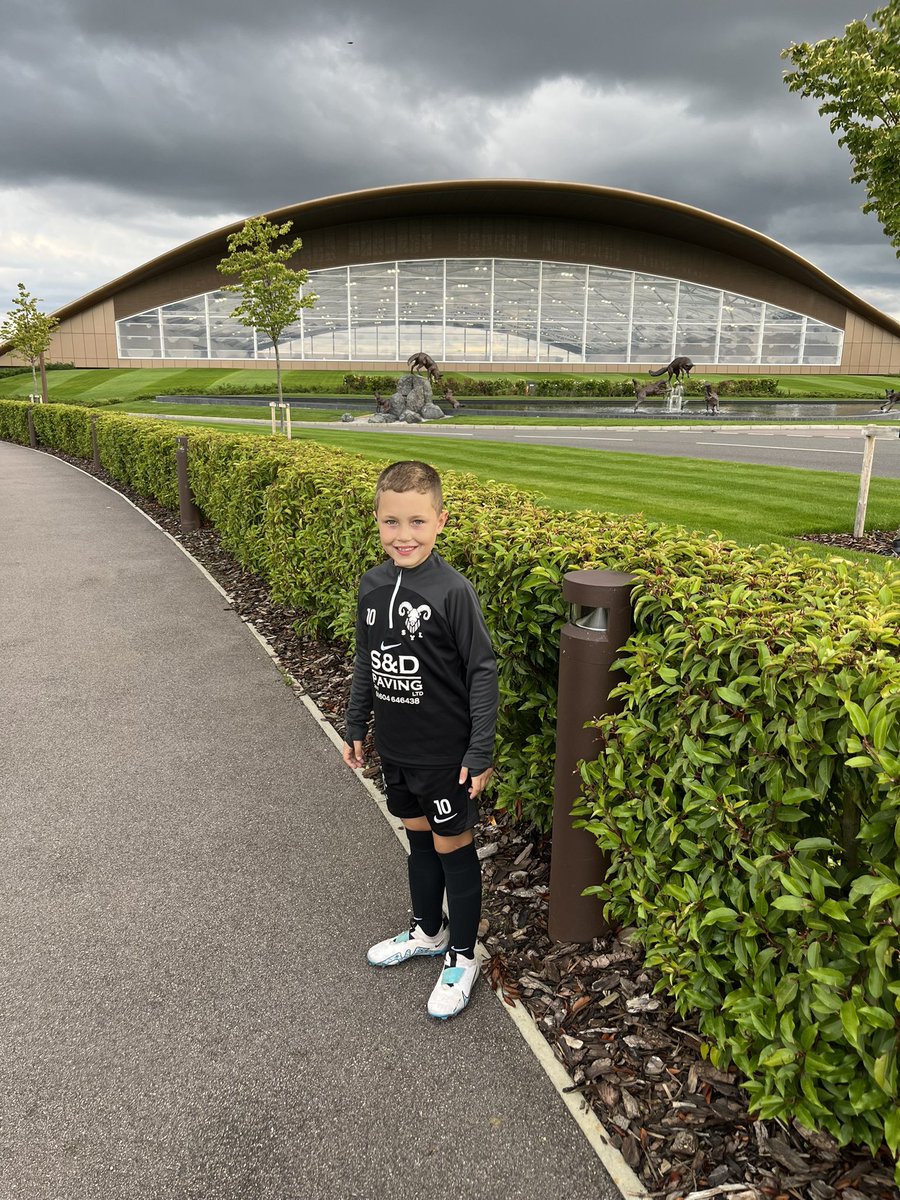BuddySanders6's tweet photo. Always a great experience to visit and train at the @LCFC Academy what an amazing place it is! 🦊🔵⚪️⚽️ https://t.co/39ghlp9uS6