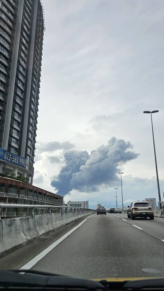 Helmi_Majid's tweet photo. @AmirulAimaann Kami pun ingat awan tebal https://t.co/WJBh2kHVsJ