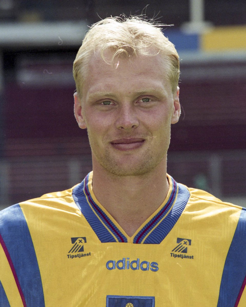 svenskfotboll's tweet photo. Idag för 5️⃣5️⃣ år sedan föddes Klas Ingesson, en blågul hjälte som lämnade oss alldeles för tidigt. 🌹

Tack Klas för alla oförglömliga ögonblick i den blågula tröjan. Du är saknad. 💙💛

Vila i frid. 🕊️ https://t.co/tBLmx0IziO