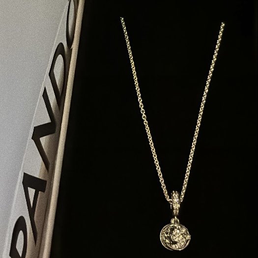 JD_memories's tweet photo. The necklace with the meaning "I love you more than all the stars in the sky". I'm so happy to see you wearing it 💛🥺 I love you @dunknatachai #dunknatachai #dunkmeow #AcnesxJoongDunk https://t.co/o8frPnvfxd